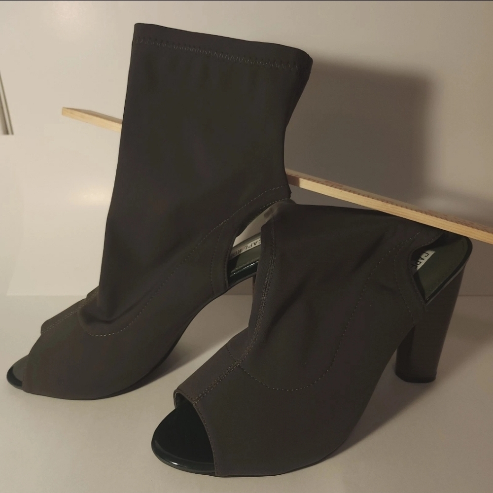 Cape Robbin Connie 3 Green Fabric Peep Toe Open Back Stacked Heel Booties Sz 10